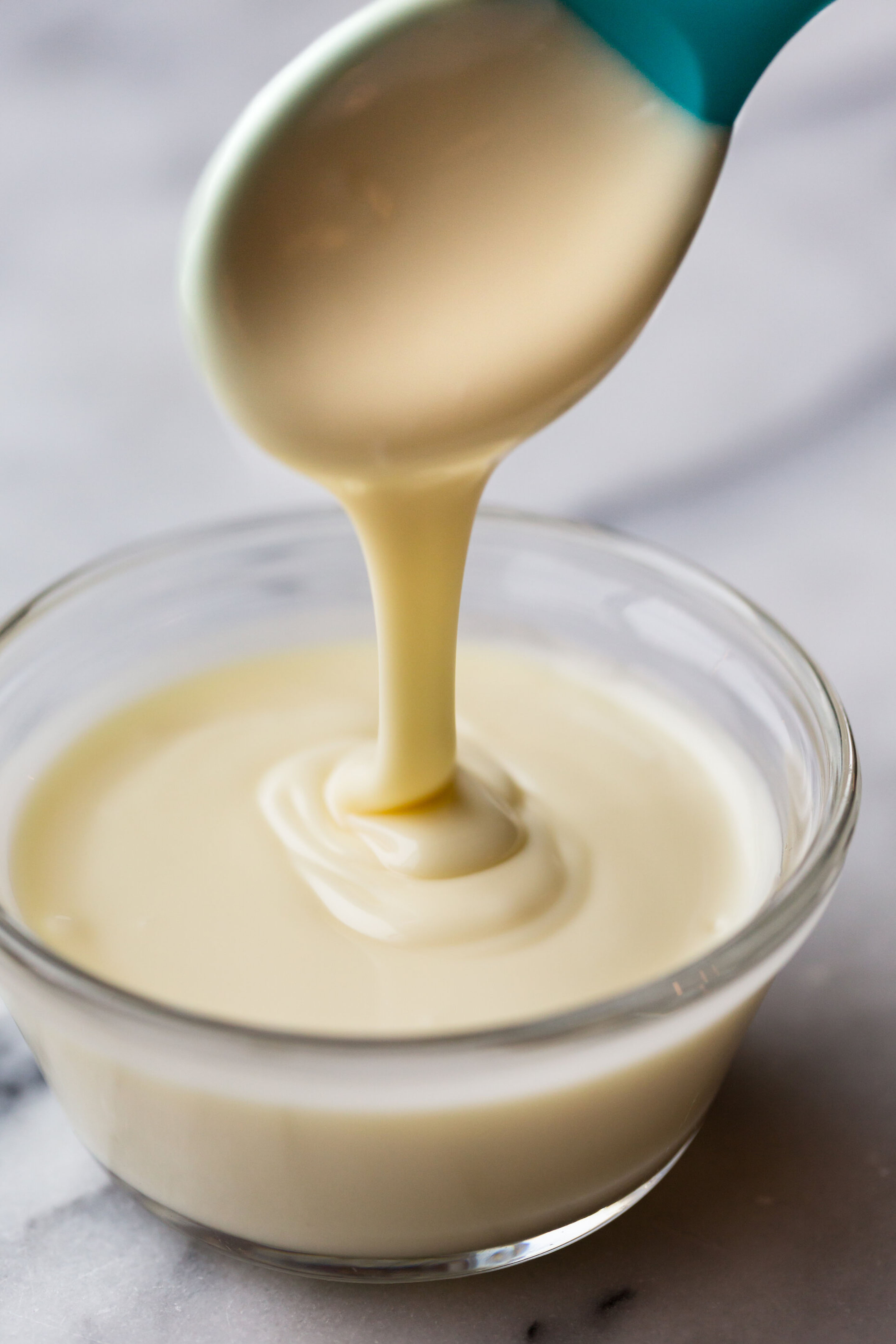 White Chocolate Dipping Sauce, Pourable White Chocolate Dessert Sauce